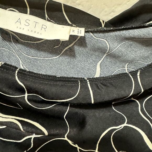 NWT ASTR The Label Asymmetrical Black & White Ruffle Abstract Blouse Size XS - Picture 5 of 9